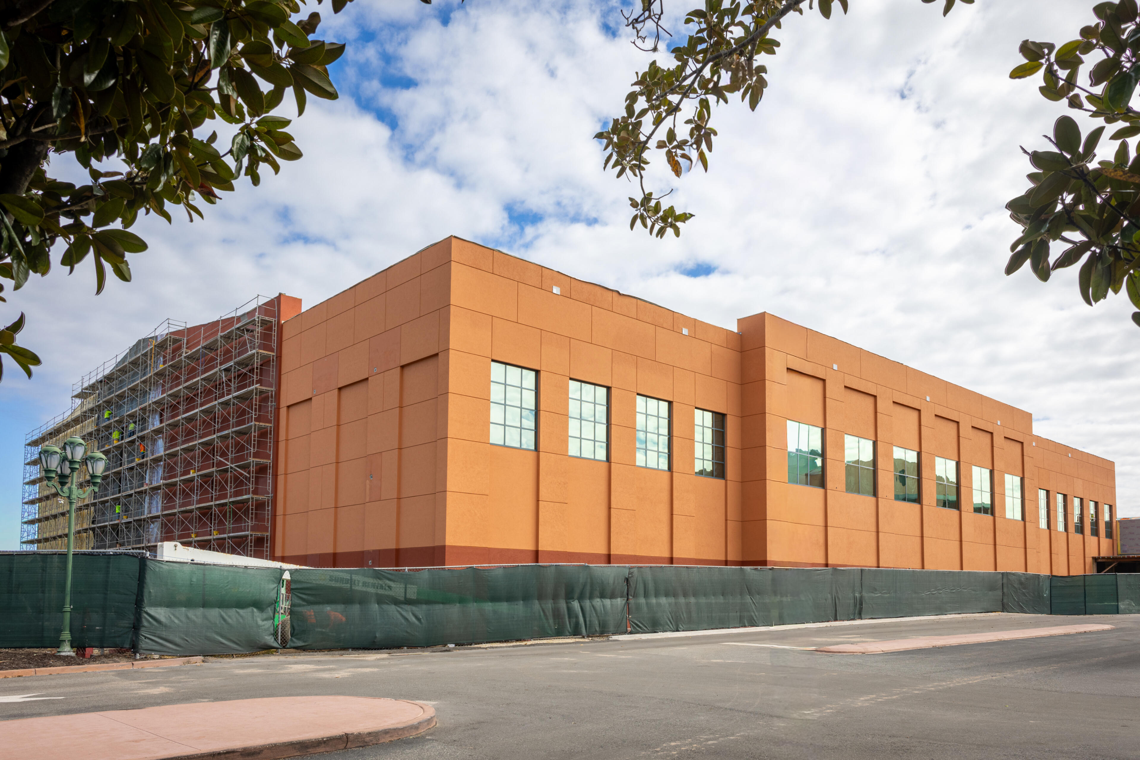 LATEST CONSTRUCTION PHOTO - Walt Disney World Dolphin Expansion